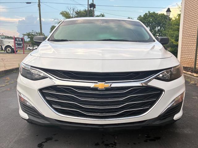 Photo of 2019 Summit White Chevrolet Malibu