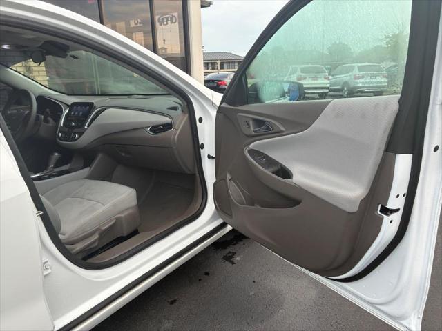 Photo of 2019 Summit White Chevrolet Malibu
