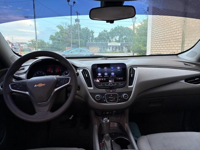 Photo of 2019 Summit White Chevrolet Malibu