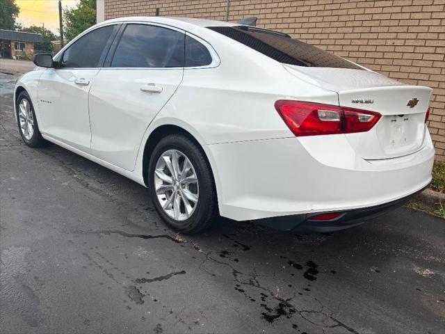 Photo of 2019 Summit White Chevrolet Malibu