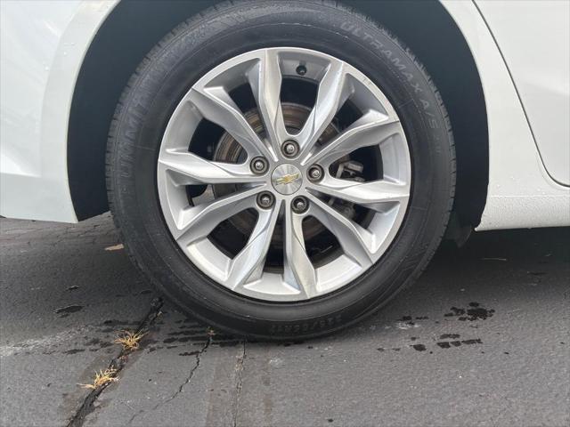 Photo of 2019 Summit White Chevrolet Malibu
