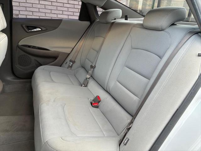 Photo of 2019 Summit White Chevrolet Malibu