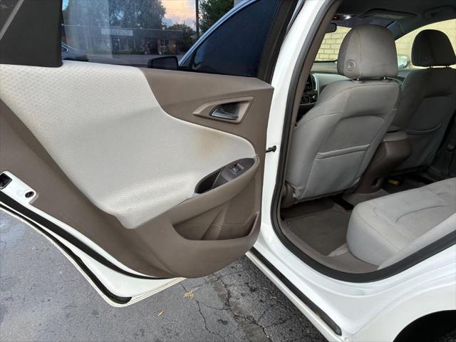 Photo of 2019 Summit White Chevrolet Malibu