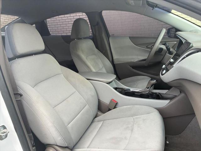 Photo of 2019 Summit White Chevrolet Malibu