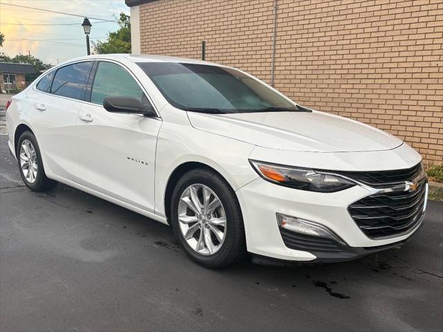 Photo of 2019 Summit White Chevrolet Malibu