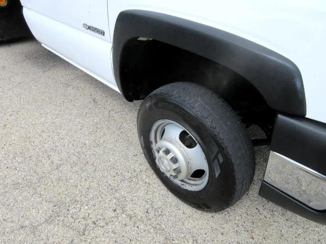 Photo of 2005 White Chevrolet Silverado 3500