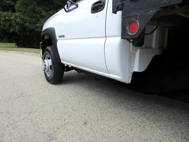 Photo of 2005 White Chevrolet Silverado 3500