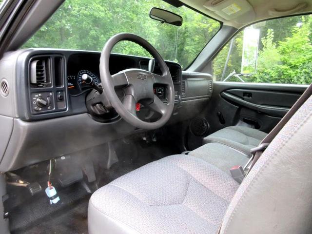 Photo of 2005 White Chevrolet Silverado 3500