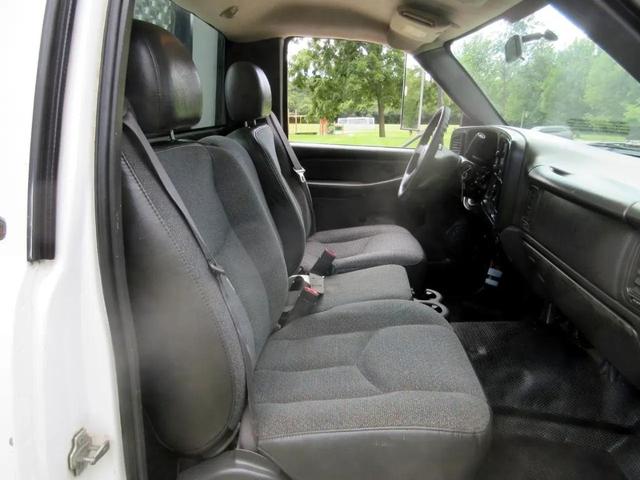 Photo of 2005 White Chevrolet Silverado 3500
