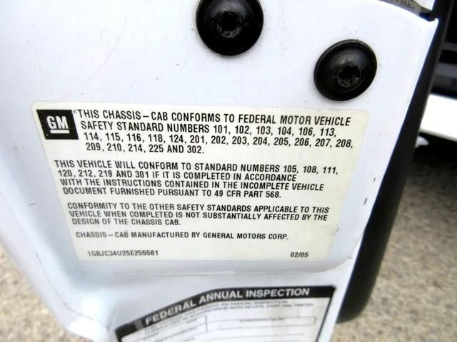 Photo of 2005 White Chevrolet Silverado 3500