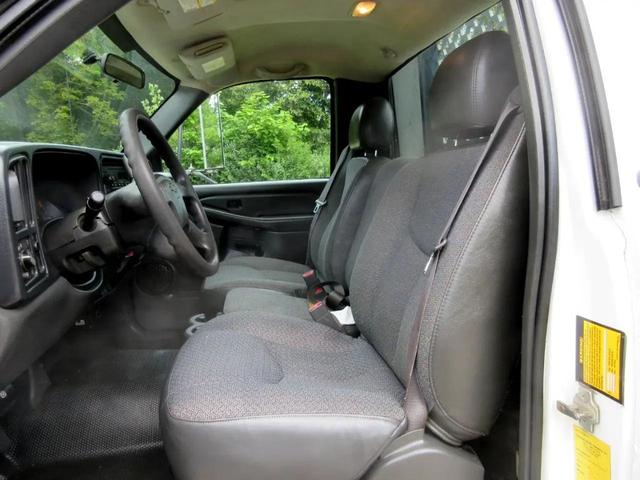 Photo of 2005 White Chevrolet Silverado 3500