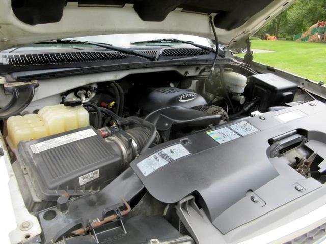Photo of 2005 White Chevrolet Silverado 3500
