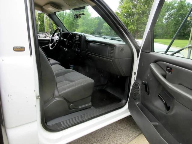 Photo of 2005 White Chevrolet Silverado 3500
