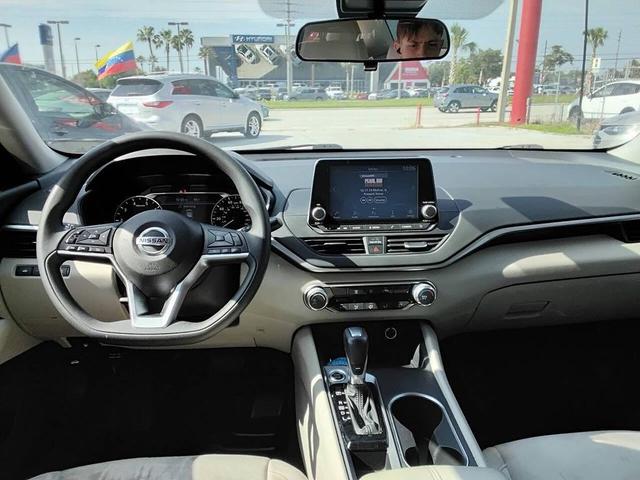 Photo of 2022 Scarlet Ember Tintcoat Nissan Altima