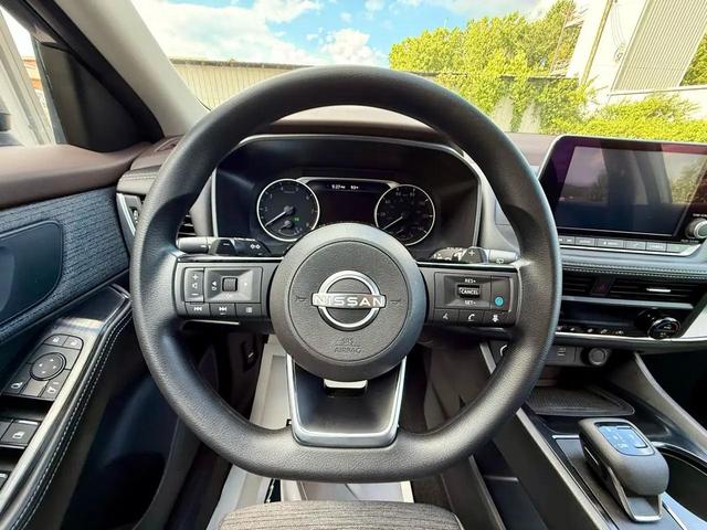 Photo of 2023 Gray Nissan Rogue