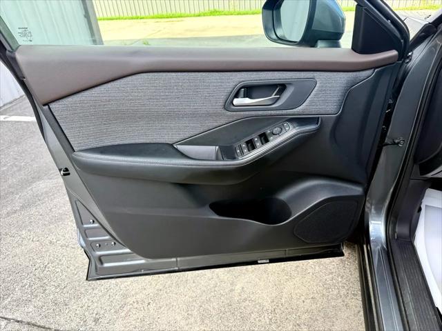 Photo of 2023 Gray Nissan Rogue