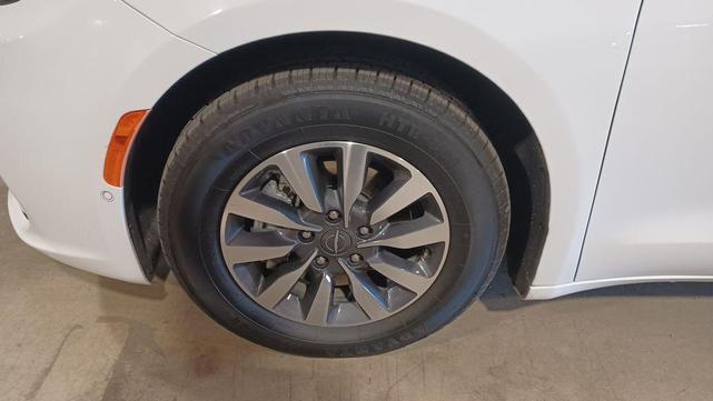 Photo of 2022 Bright White Clearcoat Chrysler Pacifica Hybrid