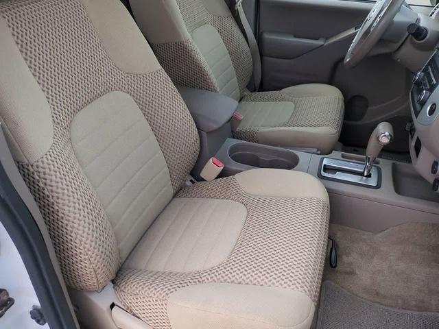 Photo of 2015 Glacier White Nissan Frontier
