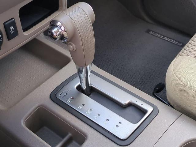 Photo of 2015 Glacier White Nissan Frontier