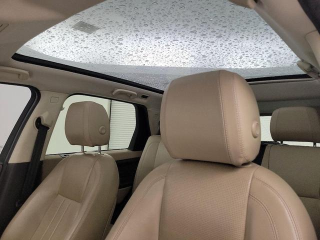 Photo of 2019 White Land Rover Discovery Sport