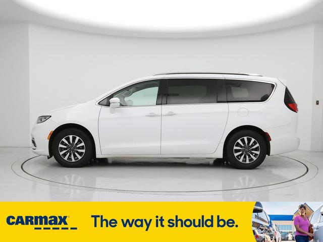 Photo of 2021 White Chrysler Pacifica