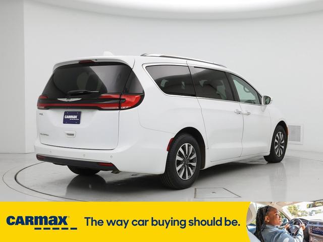 Photo of 2021 White Chrysler Pacifica