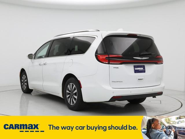 Photo of 2021 White Chrysler Pacifica