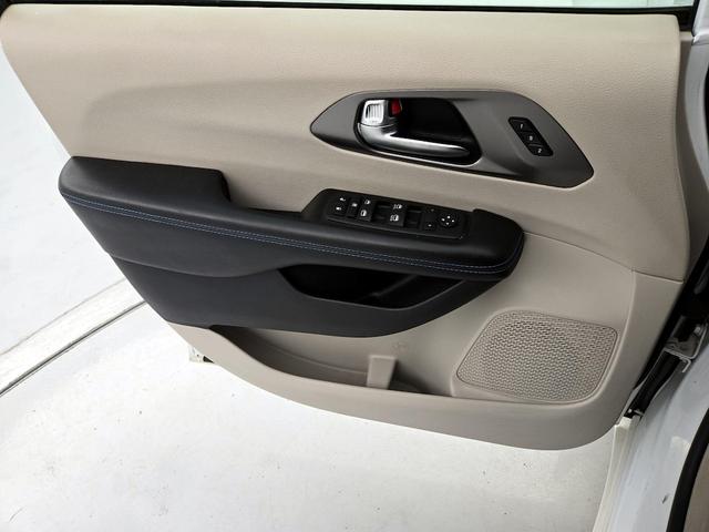 Photo of 2021 White Chrysler Pacifica