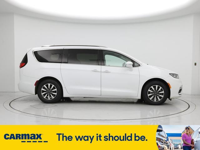 Photo of 2021 White Chrysler Pacifica