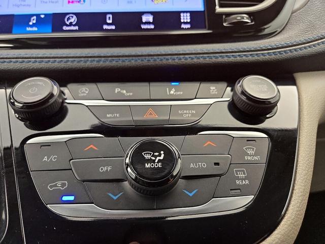 Photo of 2021 White Chrysler Pacifica