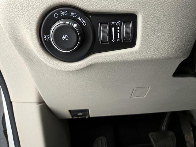 Photo of 2021 White Chrysler Pacifica