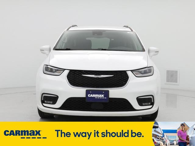 Photo of 2021 White Chrysler Pacifica