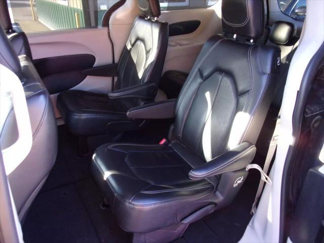 Photo of 2022 Brilliant Black Crystal Pearlcoat Chrysler Pacifica