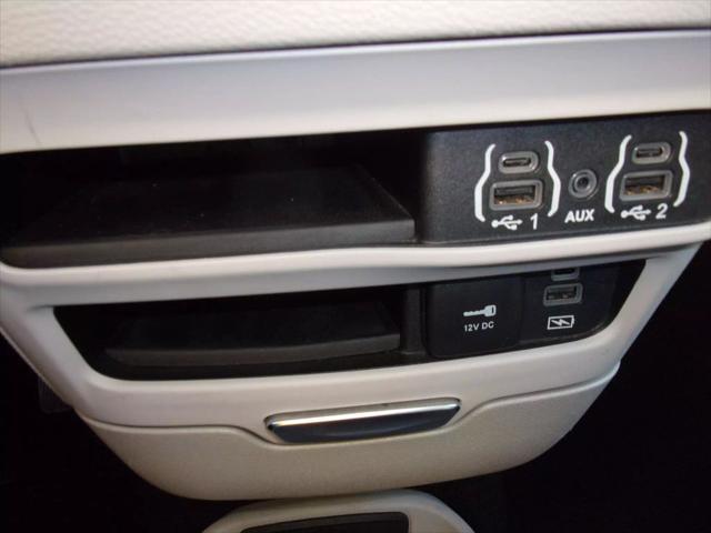 Photo of 2022 Brilliant Black Crystal Pearlcoat Chrysler Pacifica