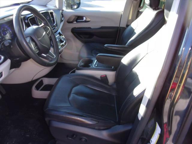 Photo of 2022 Brilliant Black Crystal Pearlcoat Chrysler Pacifica