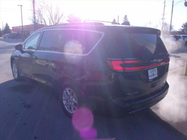 Photo of 2022 Brilliant Black Crystal Pearlcoat Chrysler Pacifica