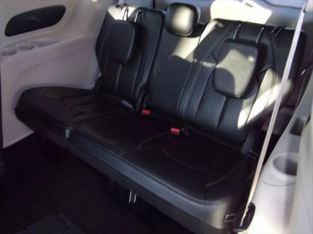 Photo of 2022 Brilliant Black Crystal Pearlcoat Chrysler Pacifica