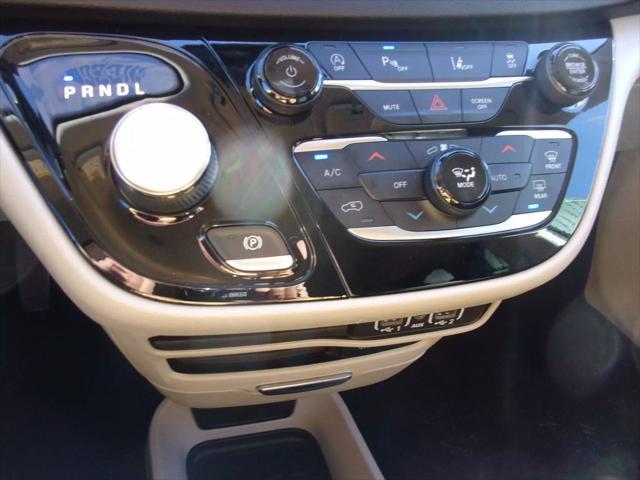 Photo of 2022 Brilliant Black Crystal Pearlcoat Chrysler Pacifica