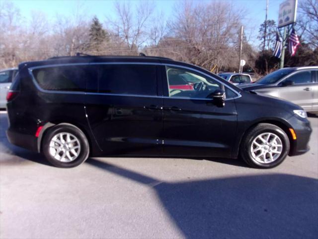 Photo of 2022 Brilliant Black Crystal Pearlcoat Chrysler Pacifica