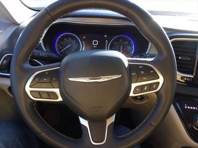 Photo of 2022 Brilliant Black Crystal Pearlcoat Chrysler Pacifica