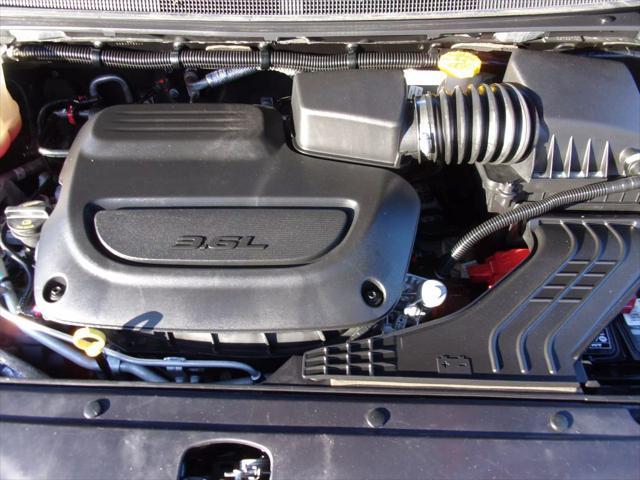 Photo of 2022 Brilliant Black Crystal Pearlcoat Chrysler Pacifica
