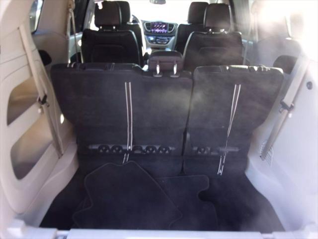 Photo of 2022 Brilliant Black Crystal Pearlcoat Chrysler Pacifica
