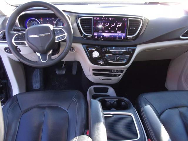 Photo of 2022 Brilliant Black Crystal Pearlcoat Chrysler Pacifica