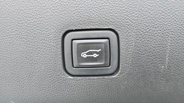 Photo of 2023 Summit White Chevrolet Traverse