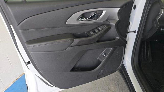 Photo of 2023 Summit White Chevrolet Traverse