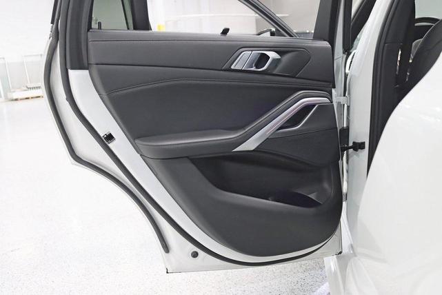 Photo of 2022 Mineral White Metallic BMW X6