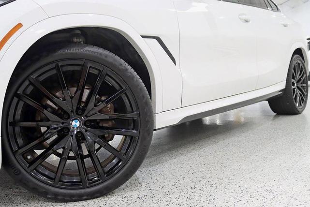 Photo of 2022 Mineral White Metallic BMW X6
