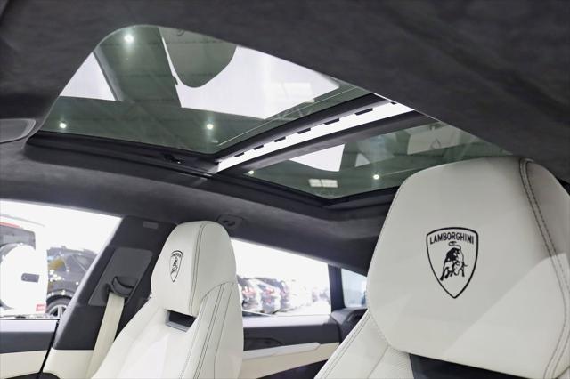 Photo of 2019 Bianco Icarus Metallic Lamborghini Urus