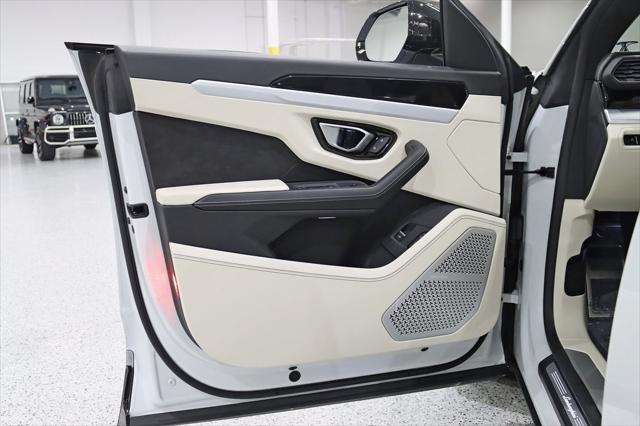 Photo of 2019 Bianco Icarus Metallic Lamborghini Urus