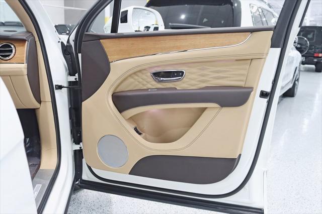 Photo of 2024 Glacier White Bentley Bentayga